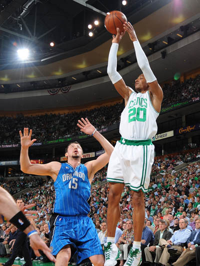 落后巴萨4分争冠悬了？皇马主场翻车1-2瓦伦 皇马社媒被＂安切洛蒂下课＂刷屏